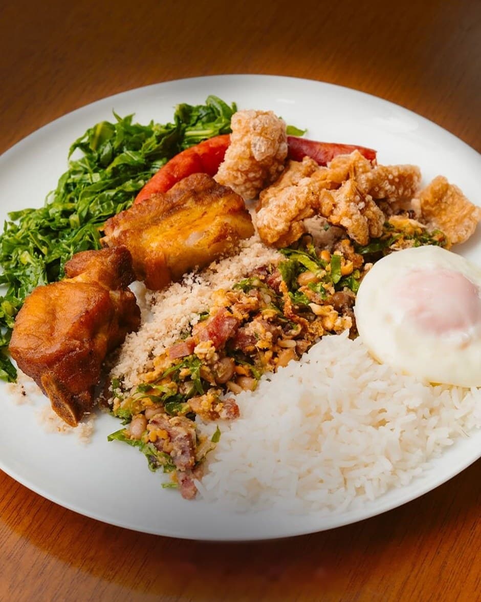 Prato com couve, torresmo, tutu, arroz e ovo